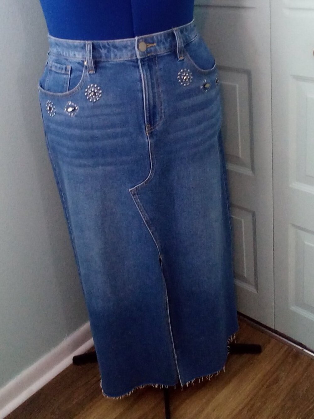 LANE BRYANT SZ 14 DENIM SILVER STUDDED MAXI SKIRT FRONT SLIT 2025 RAW FRAYED HEM